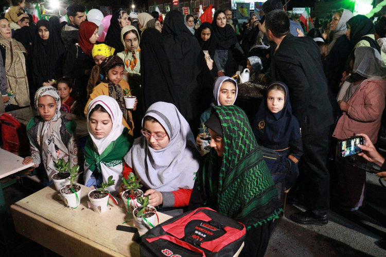 برگزاری پویش «جوانه‌های ماندگار» در موکب دانشگاه صنعتی بیرجند واقع در میدان مادر به مناسبت روز دختر